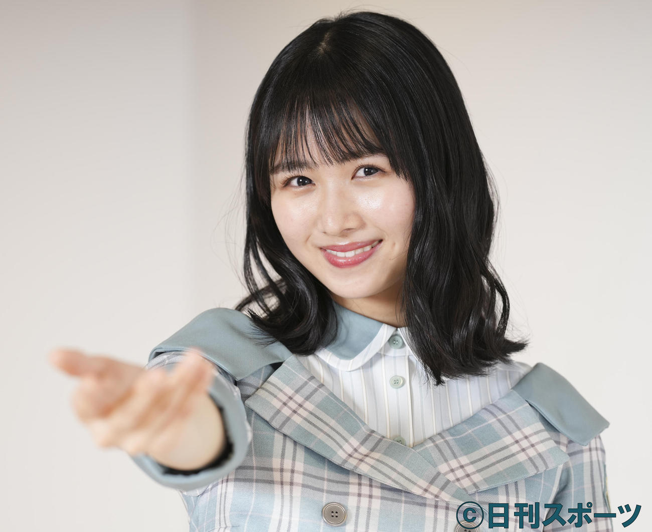優しく手を差し伸べる日向坂46の上村ひなの（撮影・鈴木みどり）