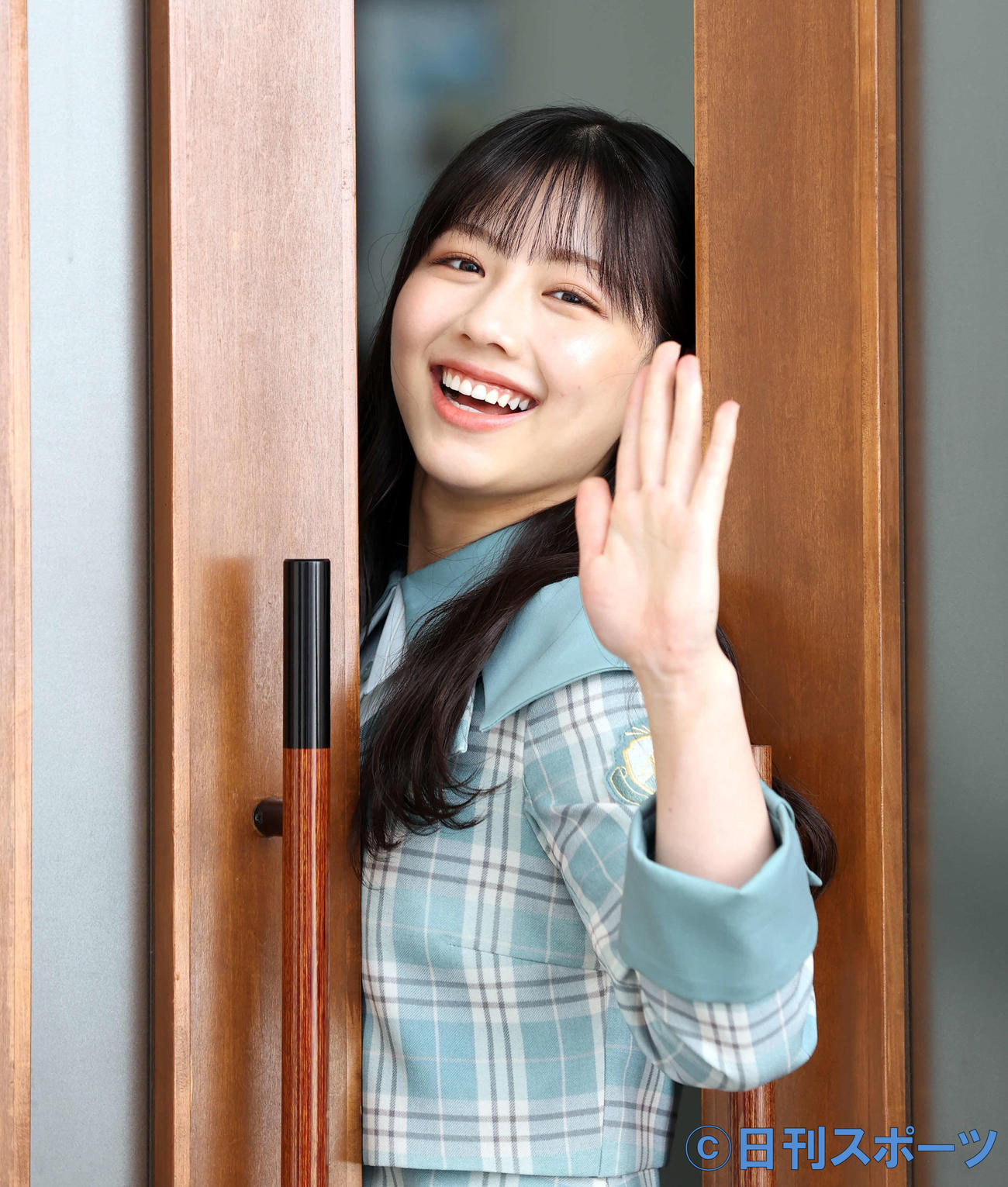 ドアに挟まり、笑顔でおどける日向坂46の渡邉美穂（撮影・浅見桂子）