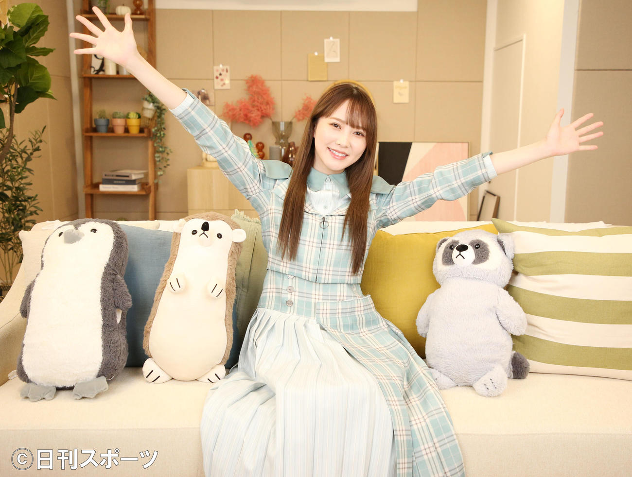 手を広げて笑顔の加藤史帆（撮影・宮地輝）