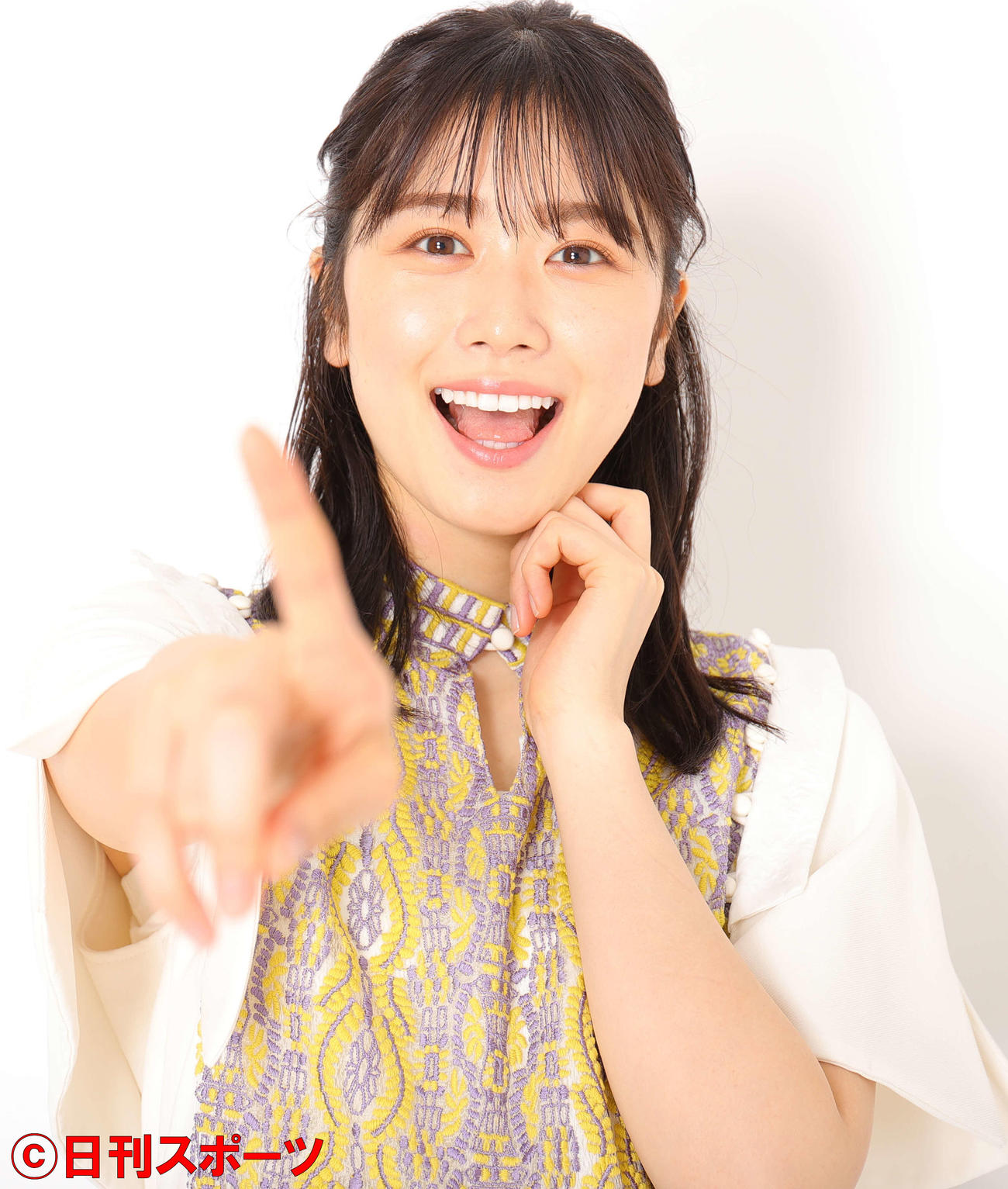 優しさあふれる笑顔でカメラを指さす日向坂46の丹生明里（撮影・野上伸悟）スタイリスト／武久真理江　衣装協力／AOIWANAKA 