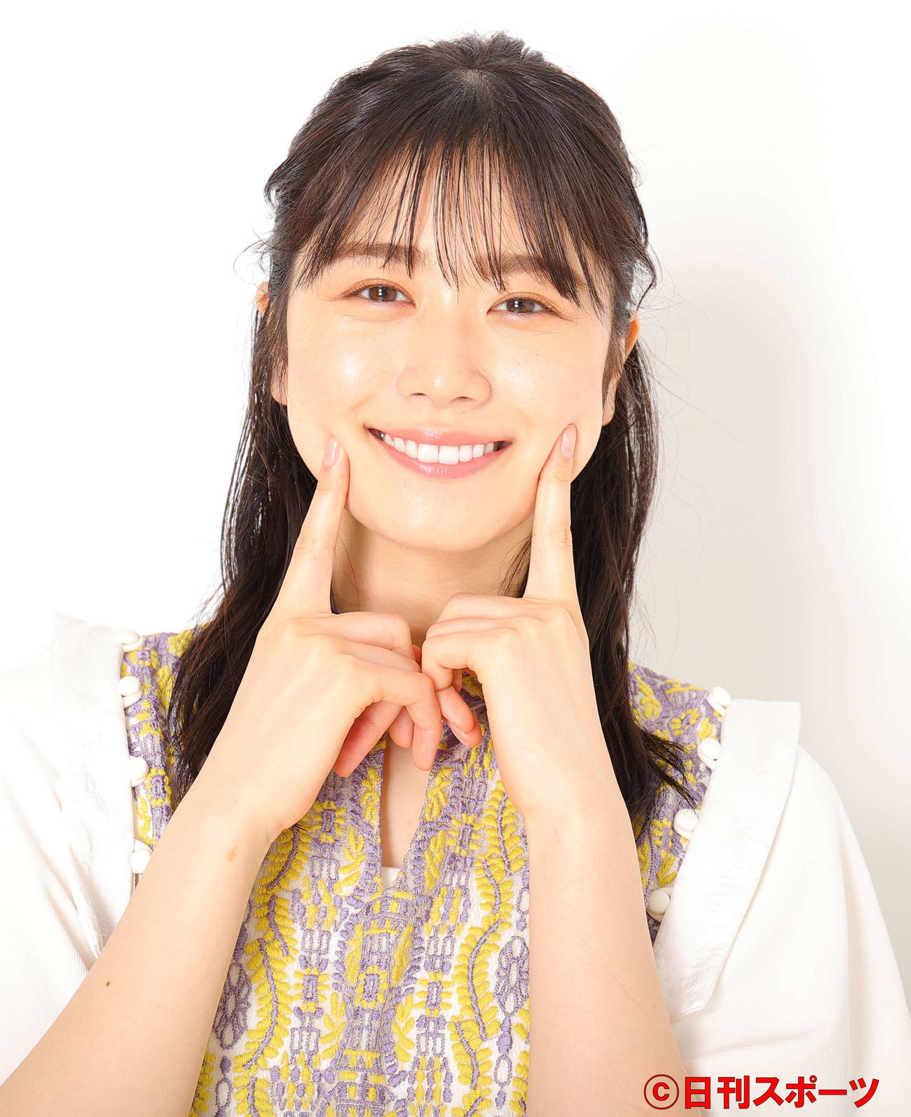 カメラに向かって愛くるしいポーズの日向坂46の丹生明里（撮影・野上伸悟）スタイリスト／武久真理江　衣装協力／AOIWANAKA 