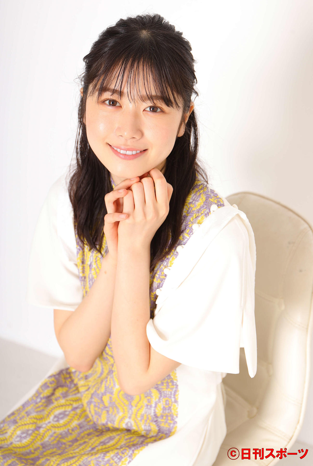 優しさに満ちた笑顔でカメラを見つめる日向坂46の丹生明里（撮影・野上伸悟）スタイリスト／武久真理江　衣装協力／AOIWANAKA 