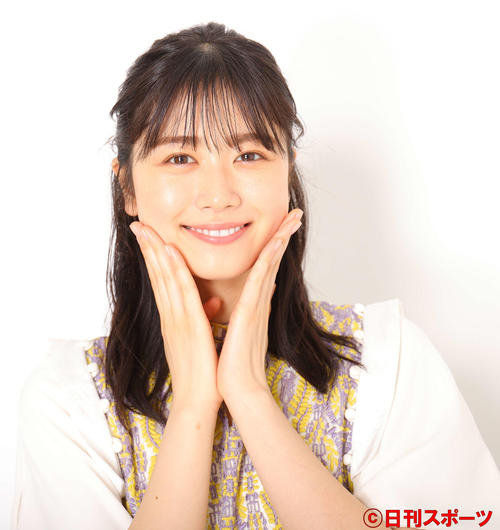 カメラに向かって愛くるしいポーズの日向坂46の丹生明里（撮影・野上伸悟）スタイリスト／武久真理江　衣装協力／AOIWANAKA 
