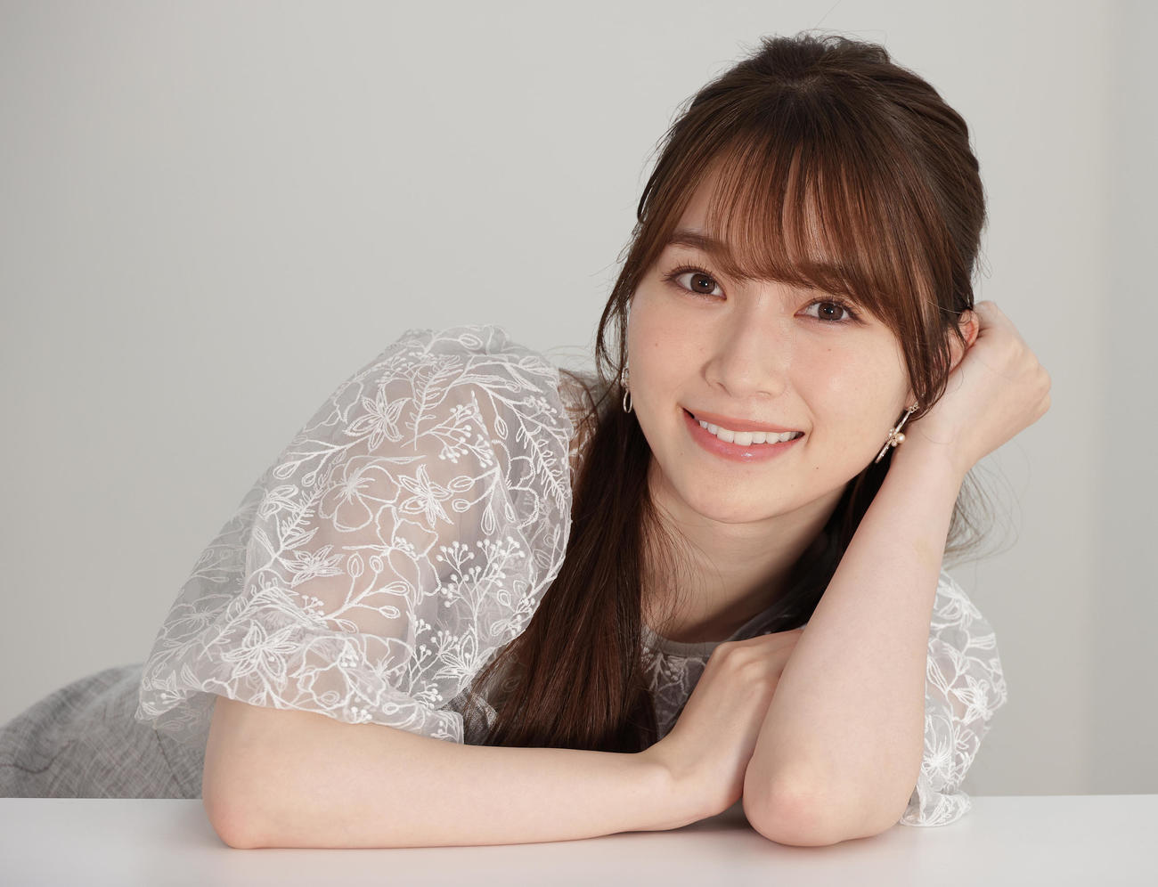 写真集への思いを語る守屋麗奈（撮影・中島郁夫）