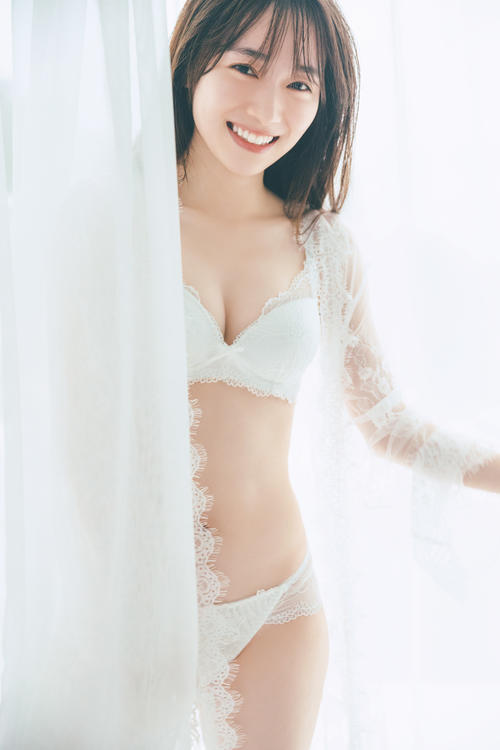 櫻坂46守屋麗奈ファースト写真集「笑顔のグー、チョキ、パー」の先行カット（撮影／東京祐）