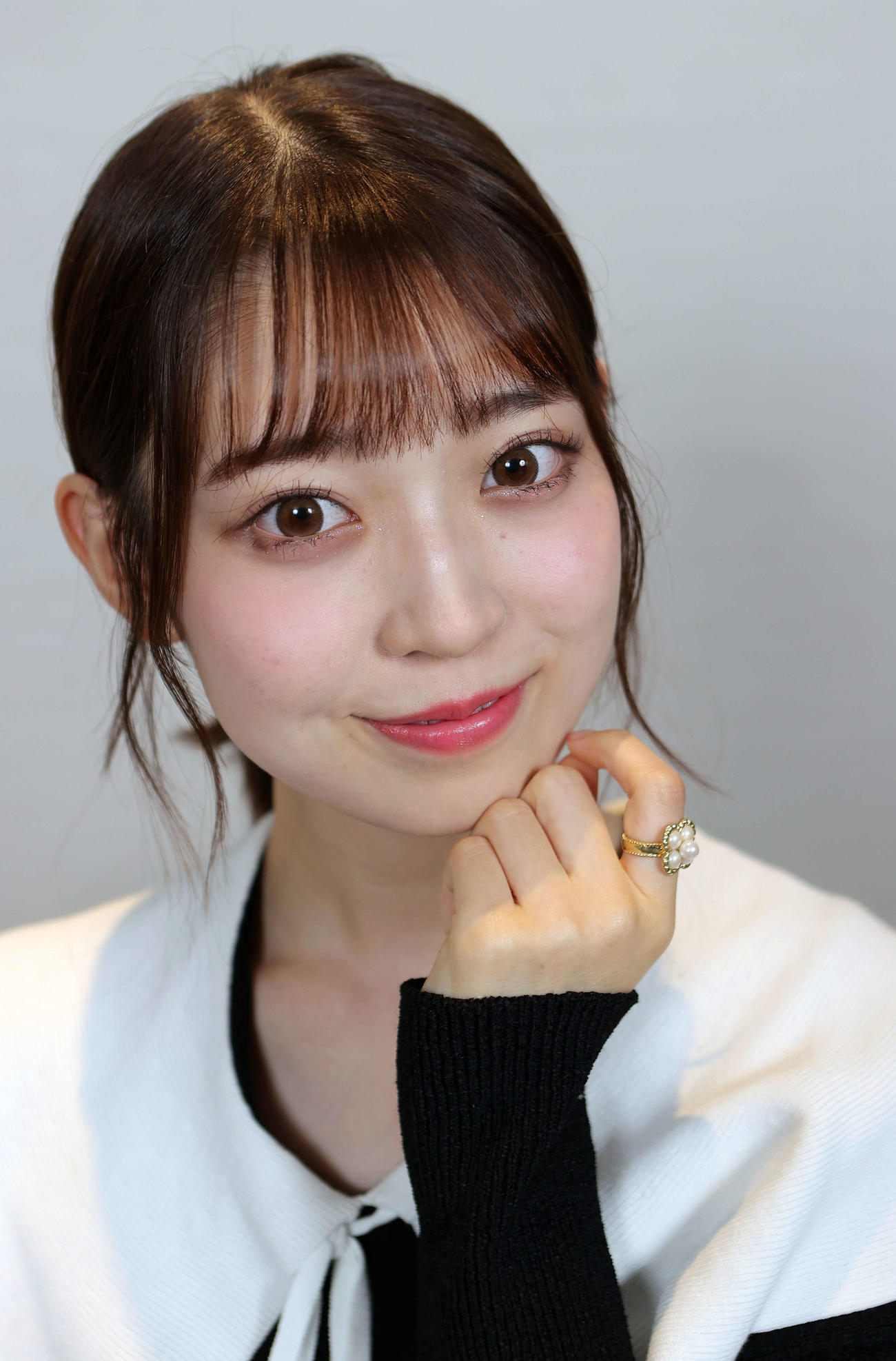 大きな瞳でカメラを見つめる乃木坂46の阪口珠美（撮影・星夏穂）