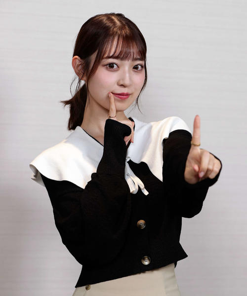 「Under’s Love」のポーズをとる乃木坂46の阪口珠美(撮影・星夏穂)
