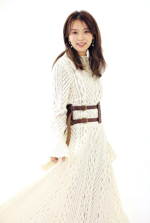 ニットワンピースをひるがえし、エレガントな表情の櫻坂46の小林由依（撮影・浅見桂子）