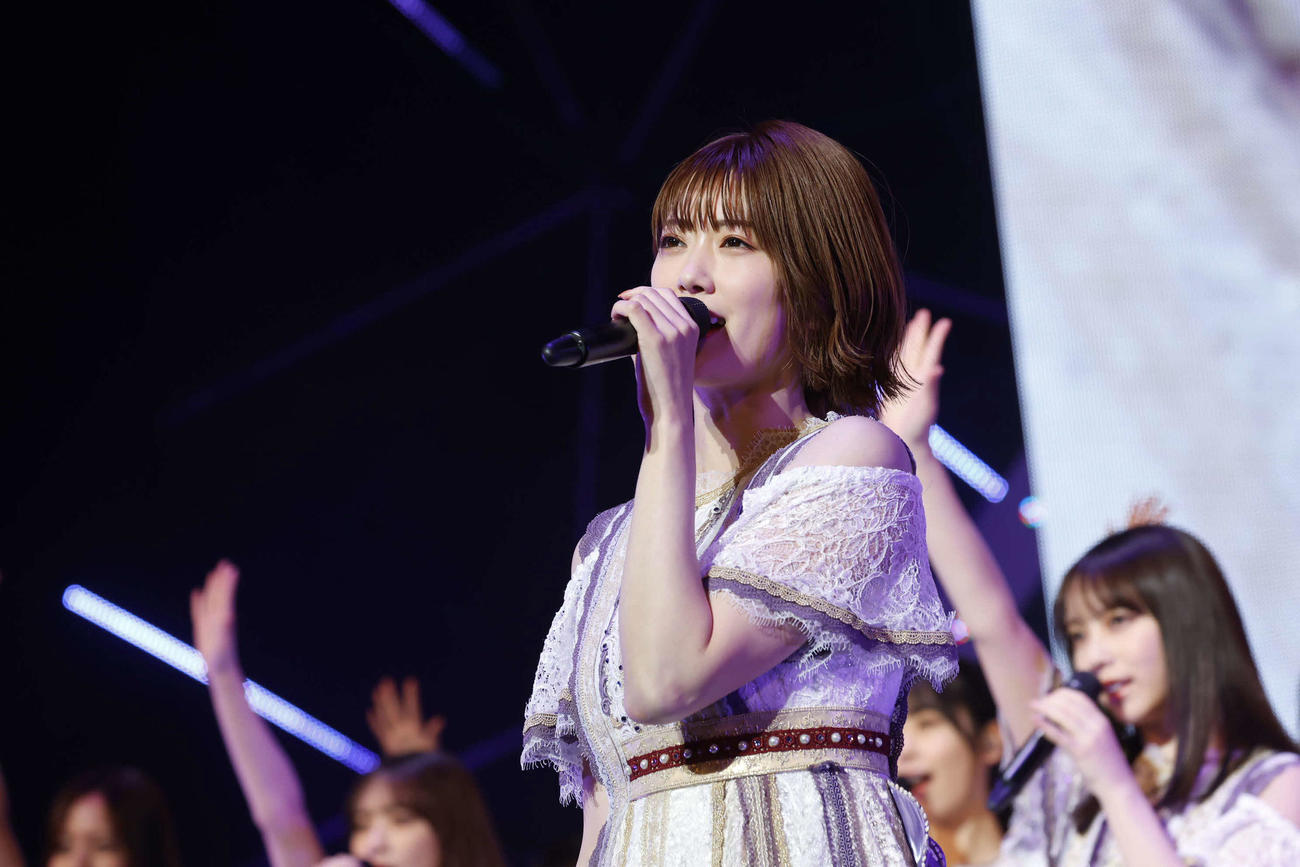 「乃木坂46　樋口日奈　卒業セレモニー」で歌う樋口日奈