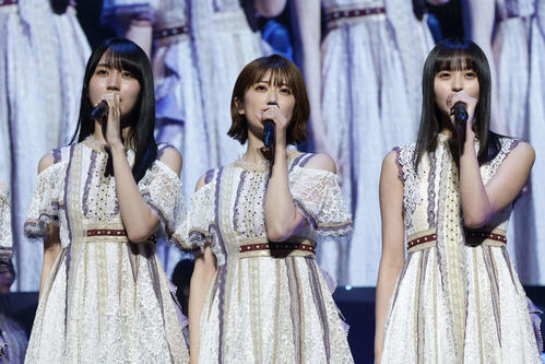 「乃木坂46　樋口日奈　卒業セレモニー」で歌う樋口日奈（中央）、賀喜遥香（左）、遠藤さくら