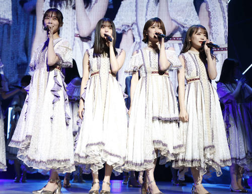 「乃木坂46　樋口日奈　卒業セレモニー」で歌う、左から鈴木絢音、齋藤飛鳥、樋口日奈、秋元真夏
