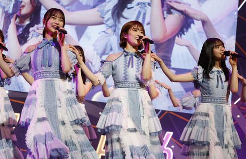「乃木坂46　樋口日奈　卒業セレモニー」で歌う、左から鈴木絢音、樋口日奈、齋藤飛鳥