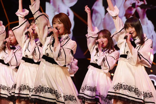 「乃木坂46　樋口日奈　卒業セレモニー」で歌う樋口日奈（左から3人目）ら