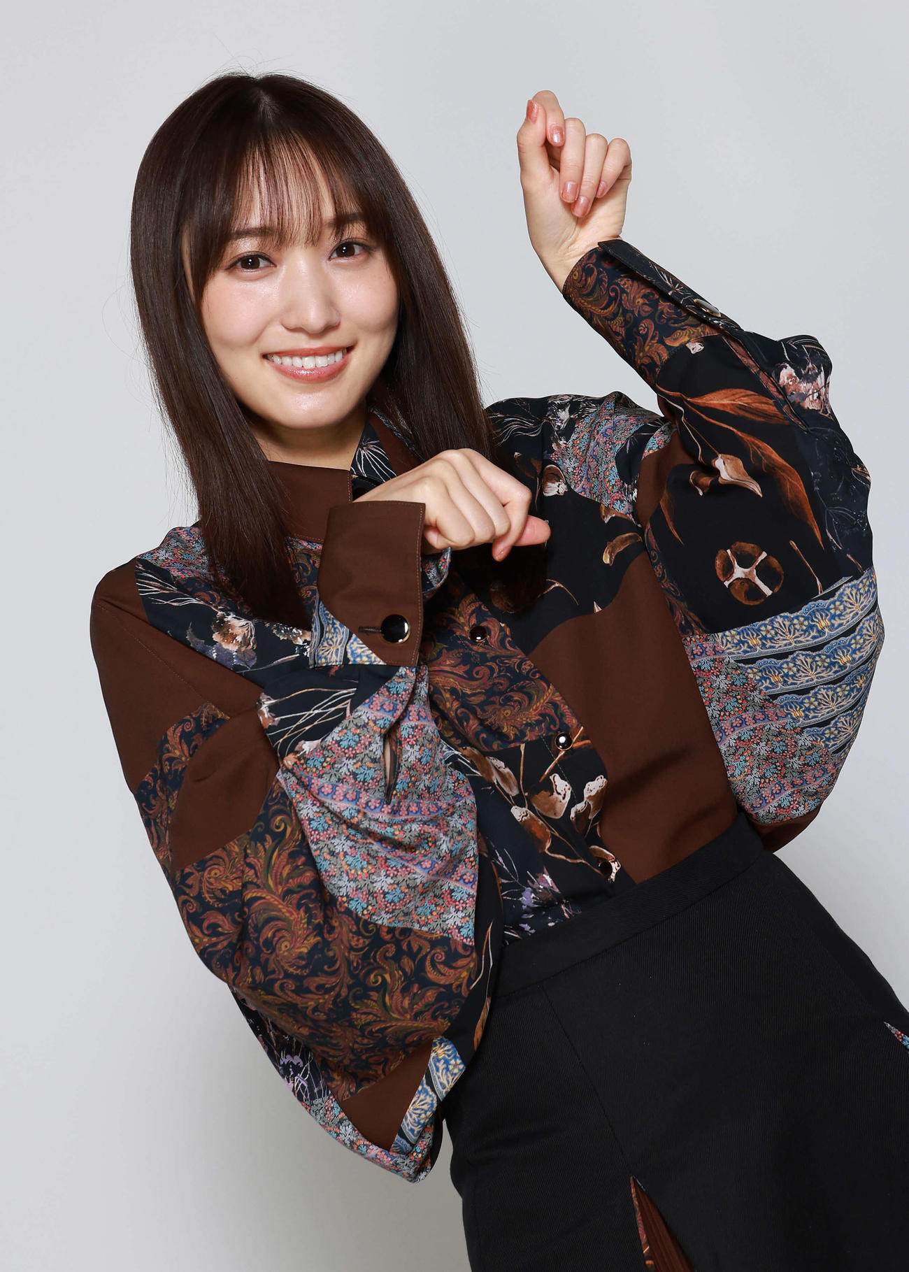 がんばりきポーズをする菅井友香（撮影・中島郁夫）