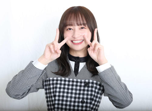自身考案のW杯ポーズを披露する影山優佳。これから流行ります！（撮影・丹羽敏通）