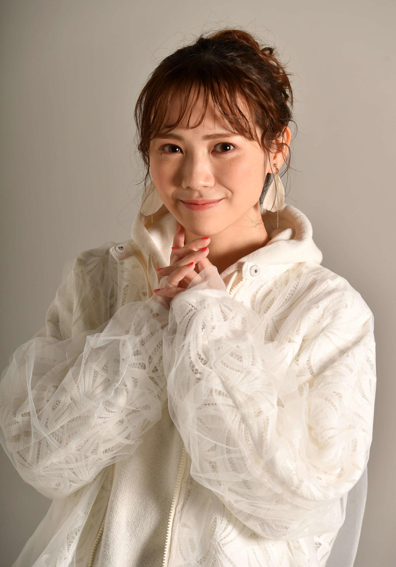 笑顔でポーズを決める乃木坂46の田村真佑（撮影・柴田隆二）
