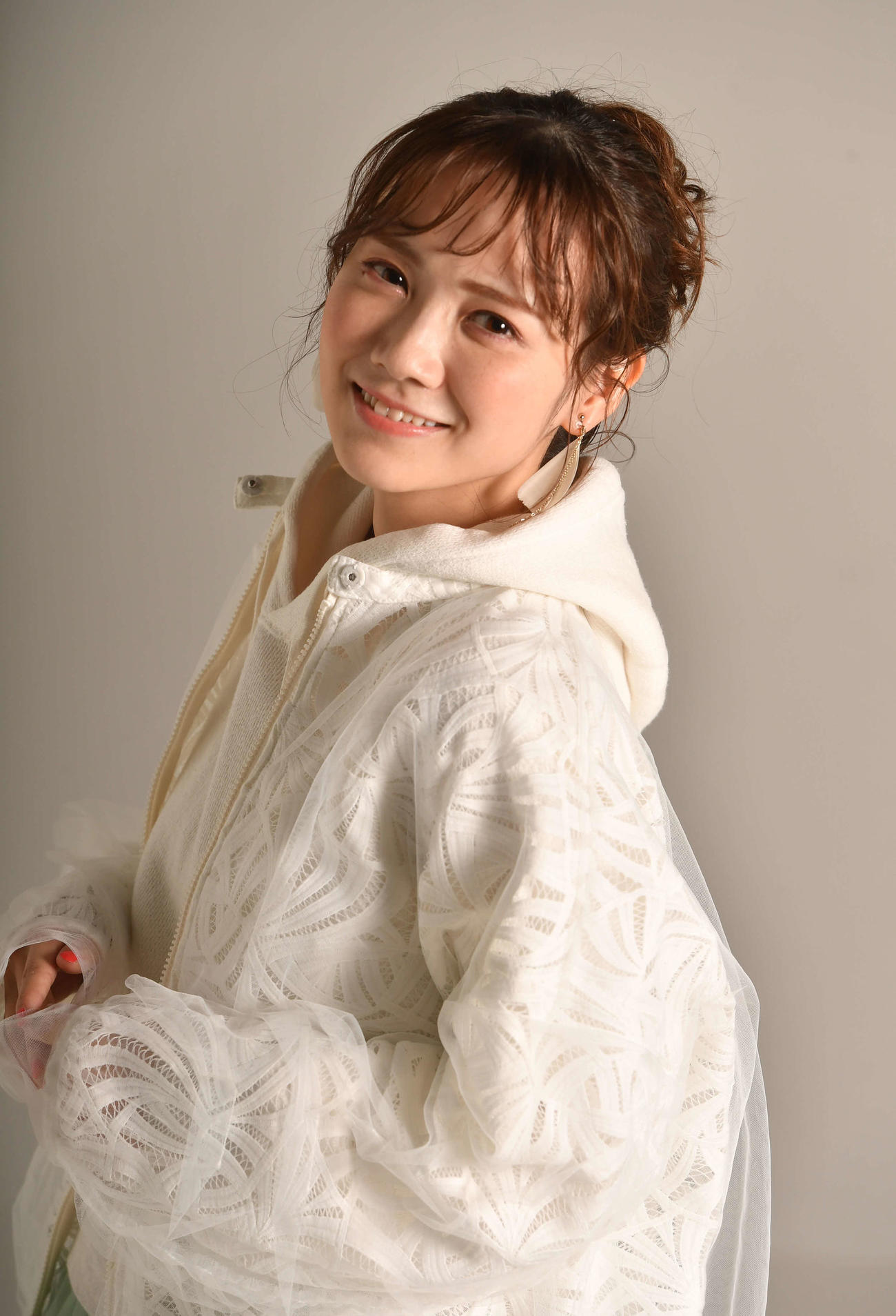 笑顔でポーズを決める乃木坂46の田村真佑（撮影・柴田隆二）