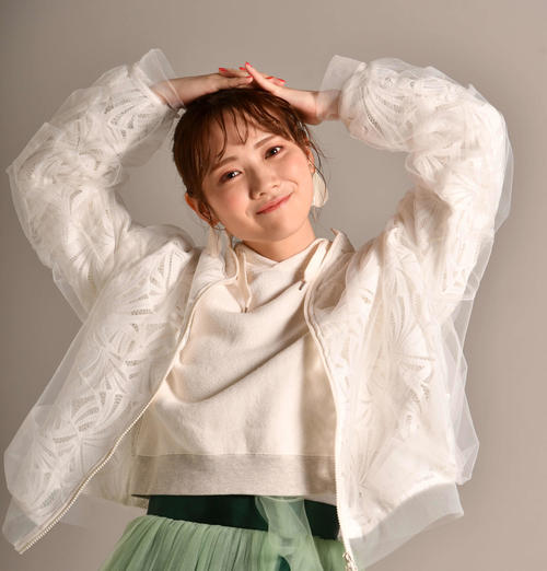 笑顔でポーズを決める乃木坂46の田村真佑（撮影・柴田隆二）