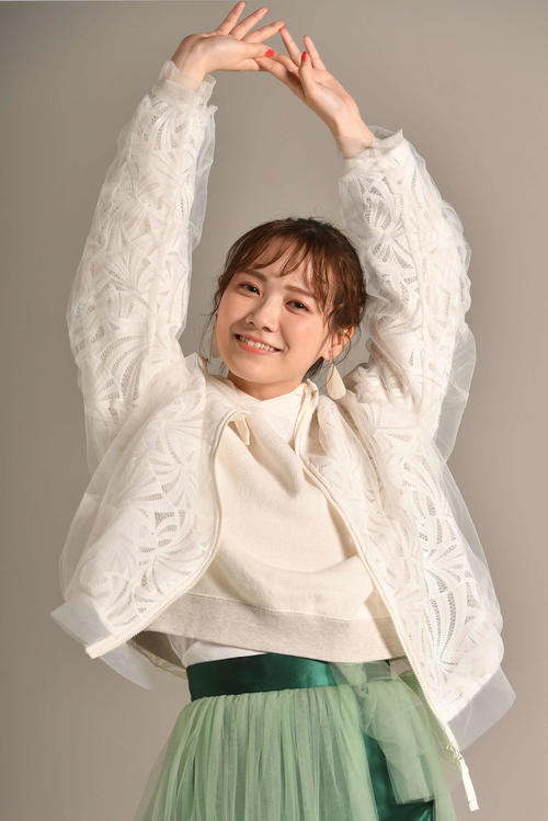 笑顔でポーズを決める乃木坂46の田村真佑（撮影・柴田隆二）