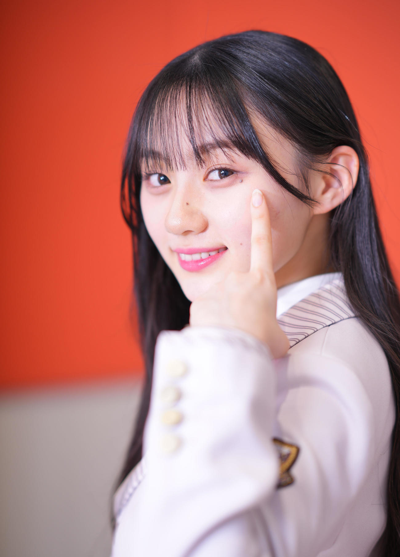 新曲のセンターを務める乃木坂46川﨑桜はチャームポイントのほくろを笑顔で見せる（撮影・垰建太）