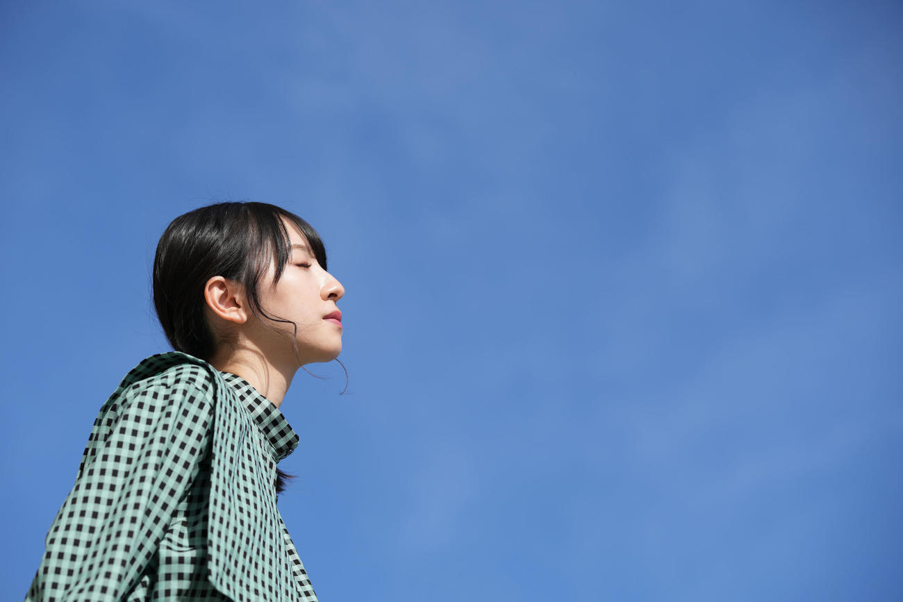 気持ちのいい青空の中、思いにふける日向坂46の金村美玖（撮影・狩俣裕三）