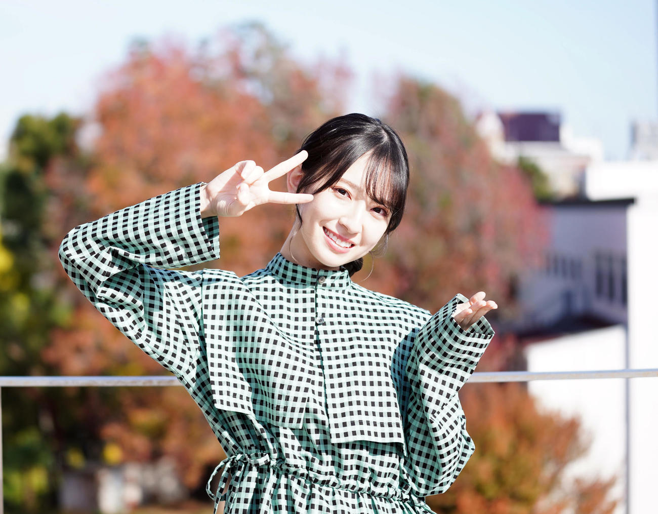 「おすしかないポーズ」を決める日向坂46の金村美玖（撮影・狩俣裕三）