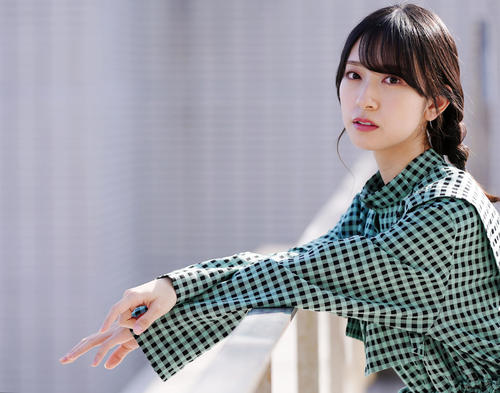 静かに視線を向ける日向坂46の金村美玖（撮影・狩俣裕三）