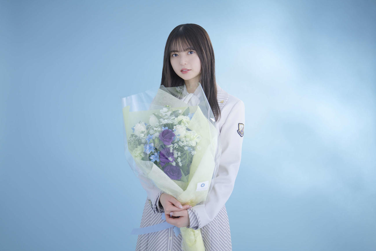 花束を持ってカメラを見つめる乃木坂46齋藤飛鳥（鈴木健太氏撮影）