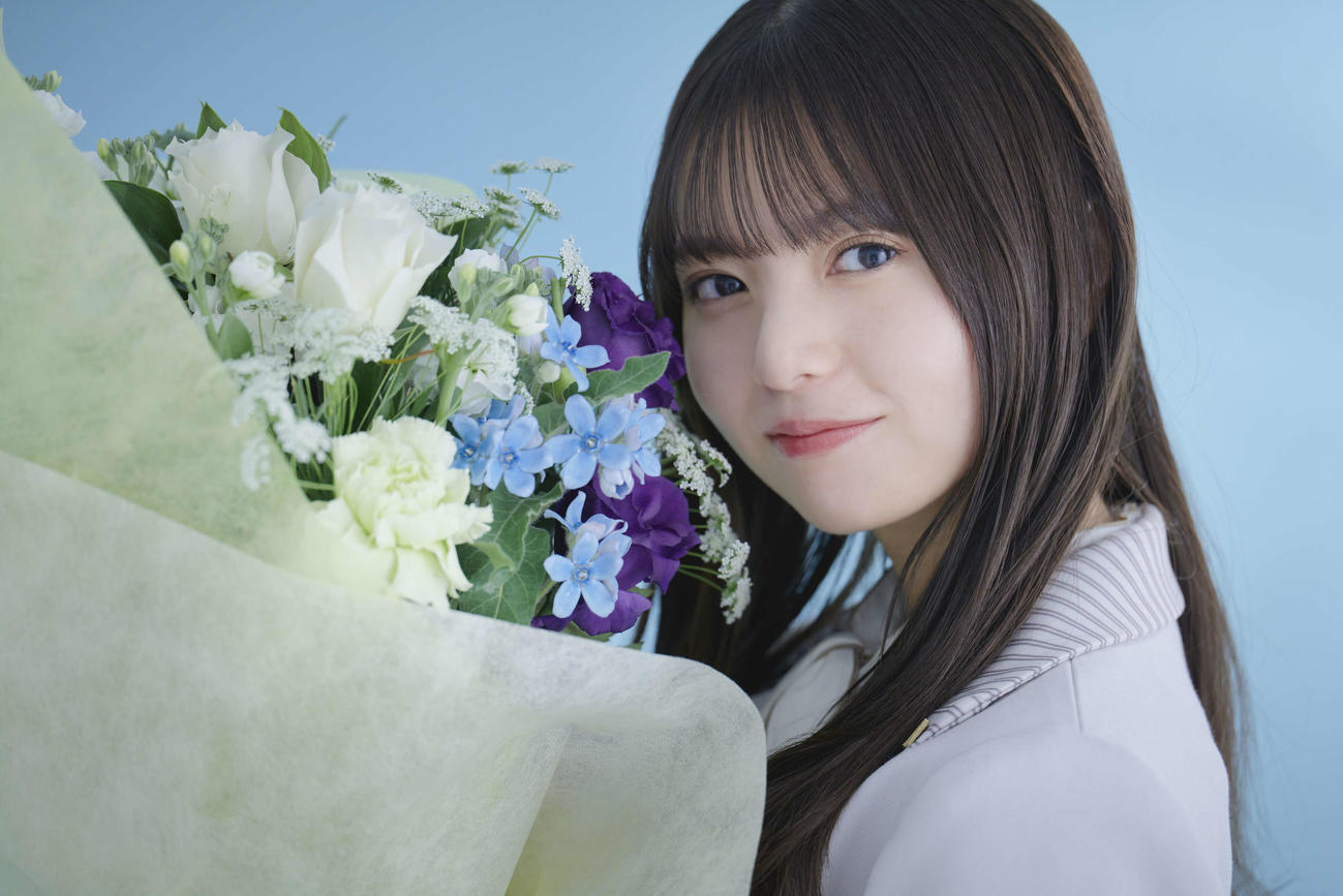 花束を持って笑顔を見せる乃木坂46齋藤飛鳥（鈴木健太氏撮影）
