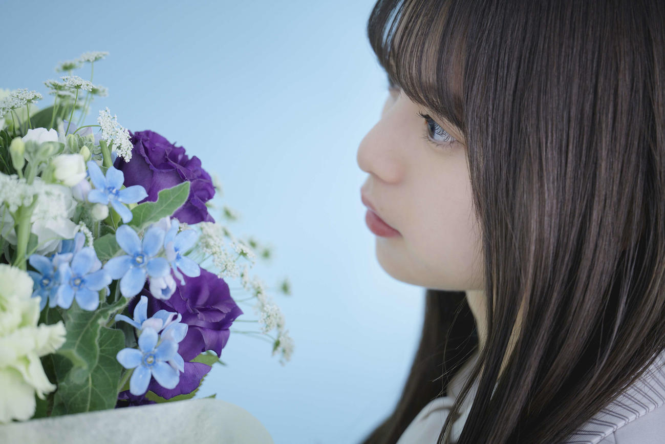 花束を見つめる乃木坂46齋藤飛鳥（鈴木健太氏撮影）