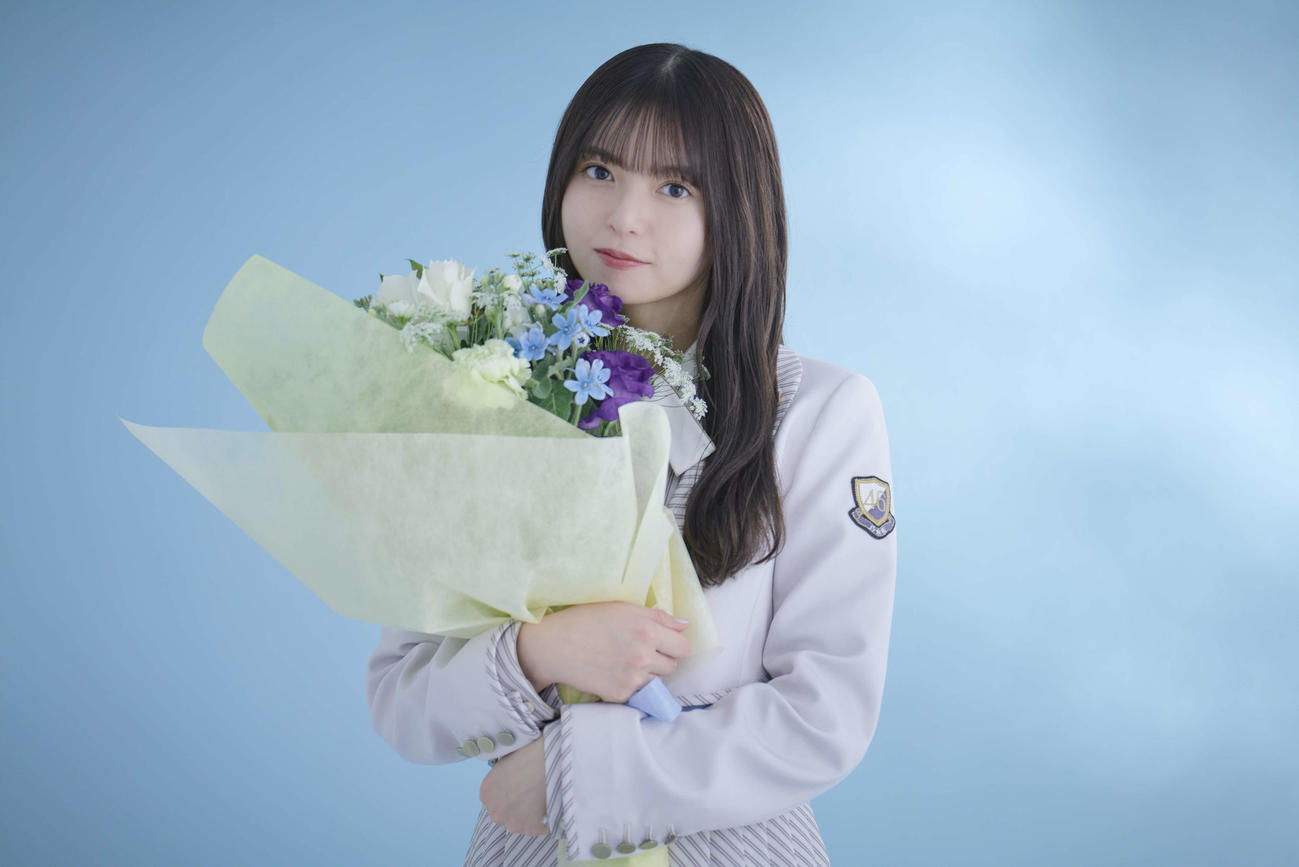 花束を持って笑顔を見せる乃木坂46齋藤飛鳥（鈴木健太氏撮影）