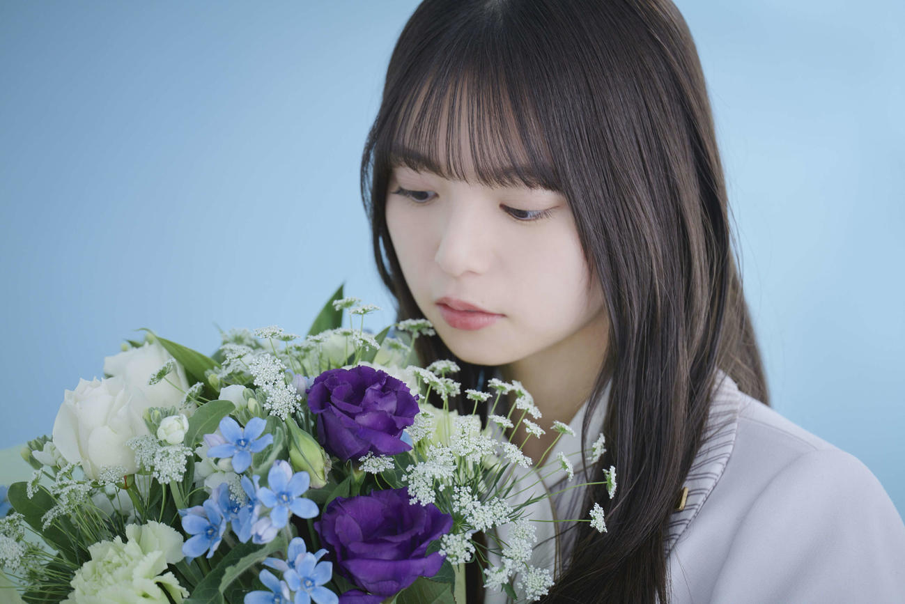 花束を見つめる乃木坂46齋藤飛鳥（鈴木健太氏撮影）