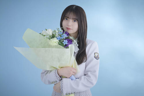 花束を持って笑顔を見せる乃木坂46齋藤飛鳥(鈴木健太氏撮影)