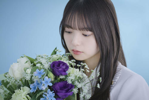 花束を見つめる乃木坂46齋藤飛鳥(鈴木健太氏撮影)