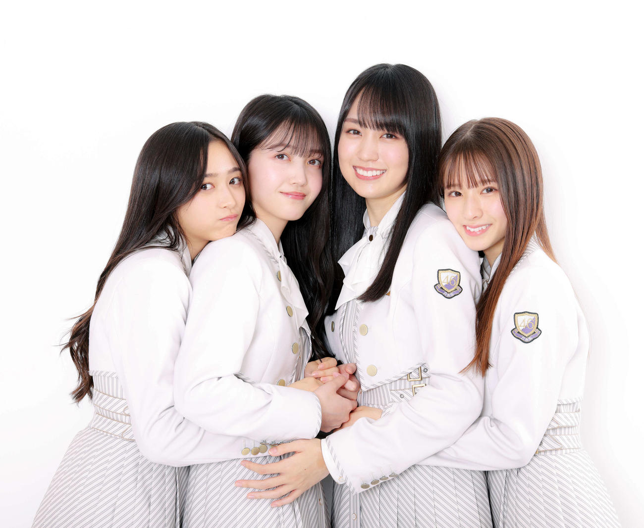 仲良く手をつなぎ写真に納まる乃木坂46の、左から井上和、久保史緒里、賀喜遥香、菅原咲月（撮影・河田真司）