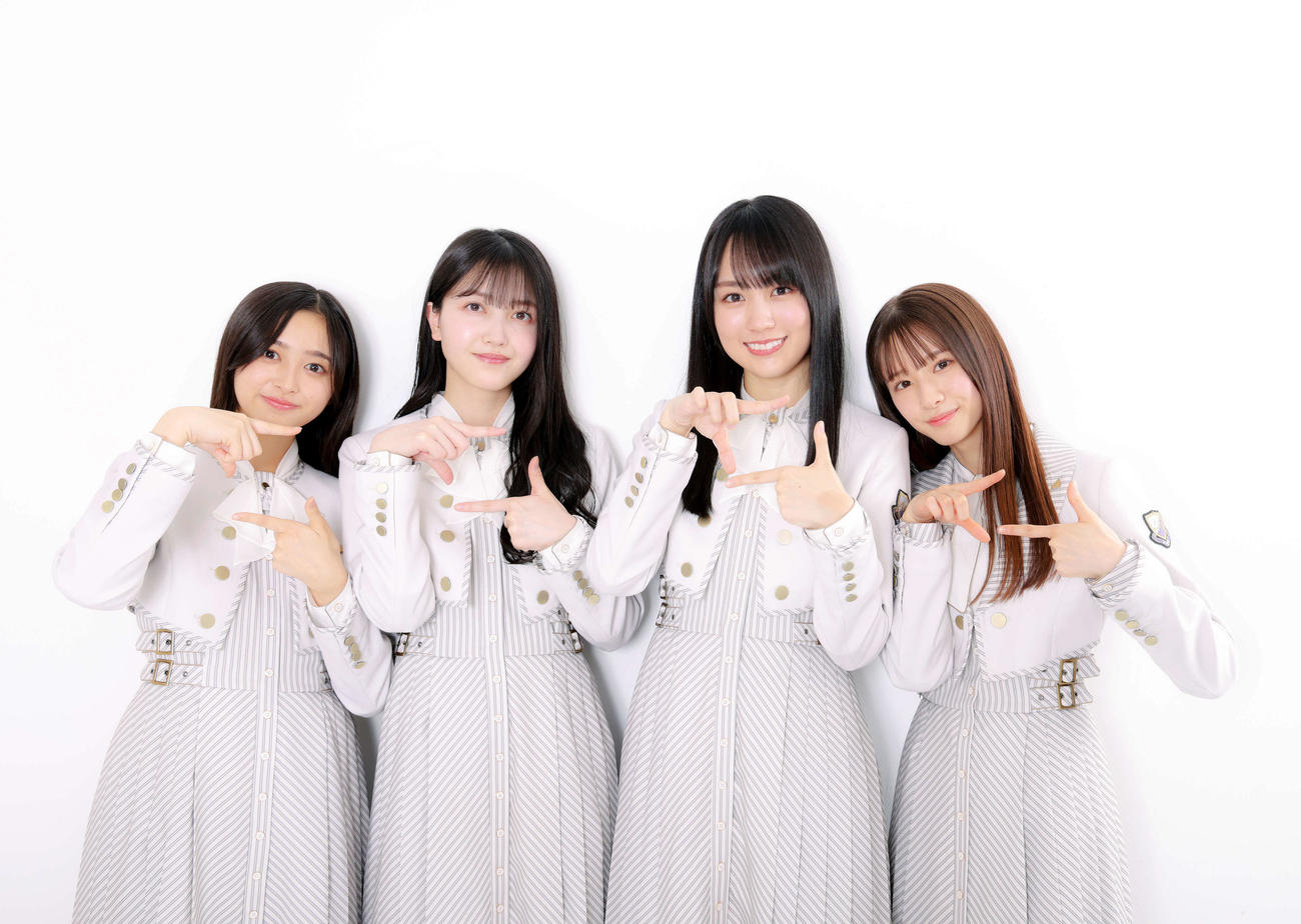 「乃木撮ポーズ」で写真に納まる乃木坂46の、左から井上和、久保史緒里、賀喜遥香、菅原咲月（撮影・河田真司）