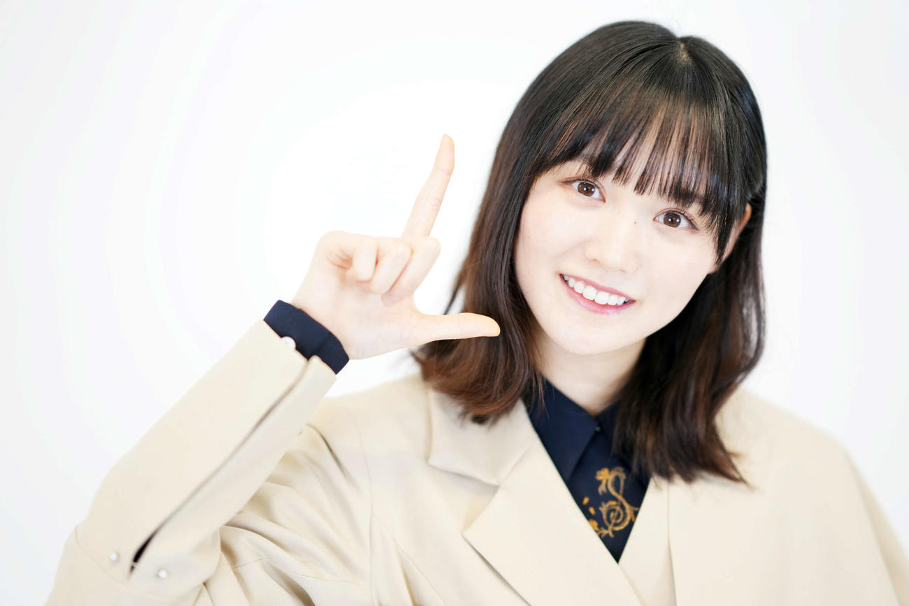 「ラヴィット！」ポーズで笑顔を見せる櫻坂46増本綺良（撮影・横山健太）