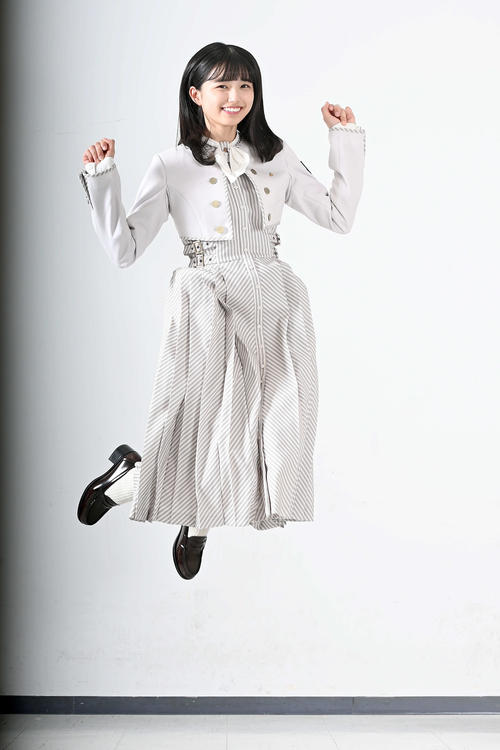 乃木坂46加入1周年を迎え、元気いっぱいジャンプをする五百城茉央（撮影・たえ見朱実）