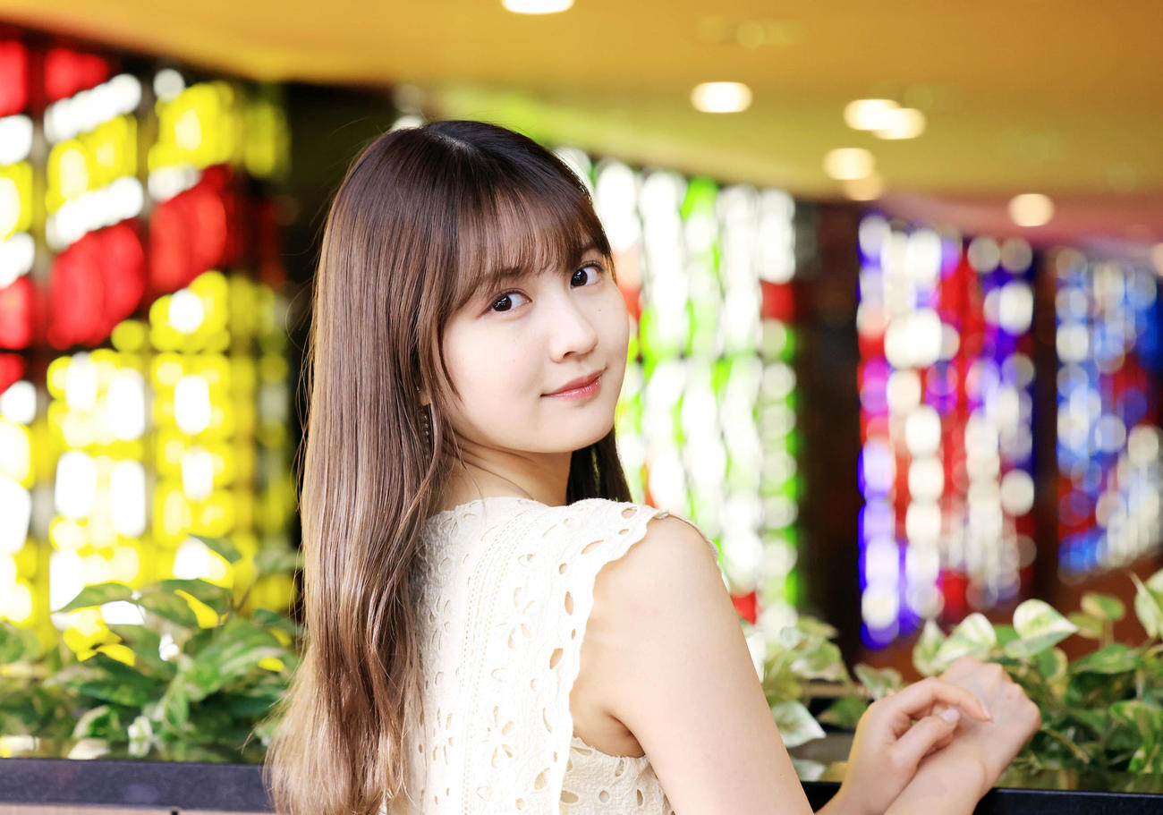 帝国劇場のステンドグラスを背に、笑みを浮かべる乃木坂46中村麗乃（撮影・浅見桂子）