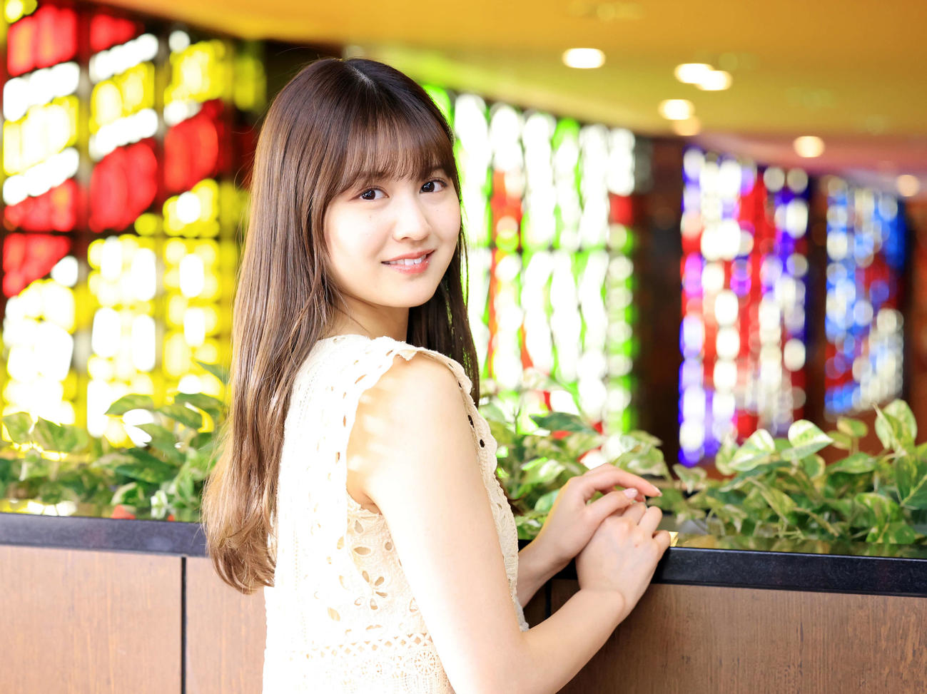 帝国劇場のステンドグラスを背に、笑みを浮かべる乃木坂46中村麗乃