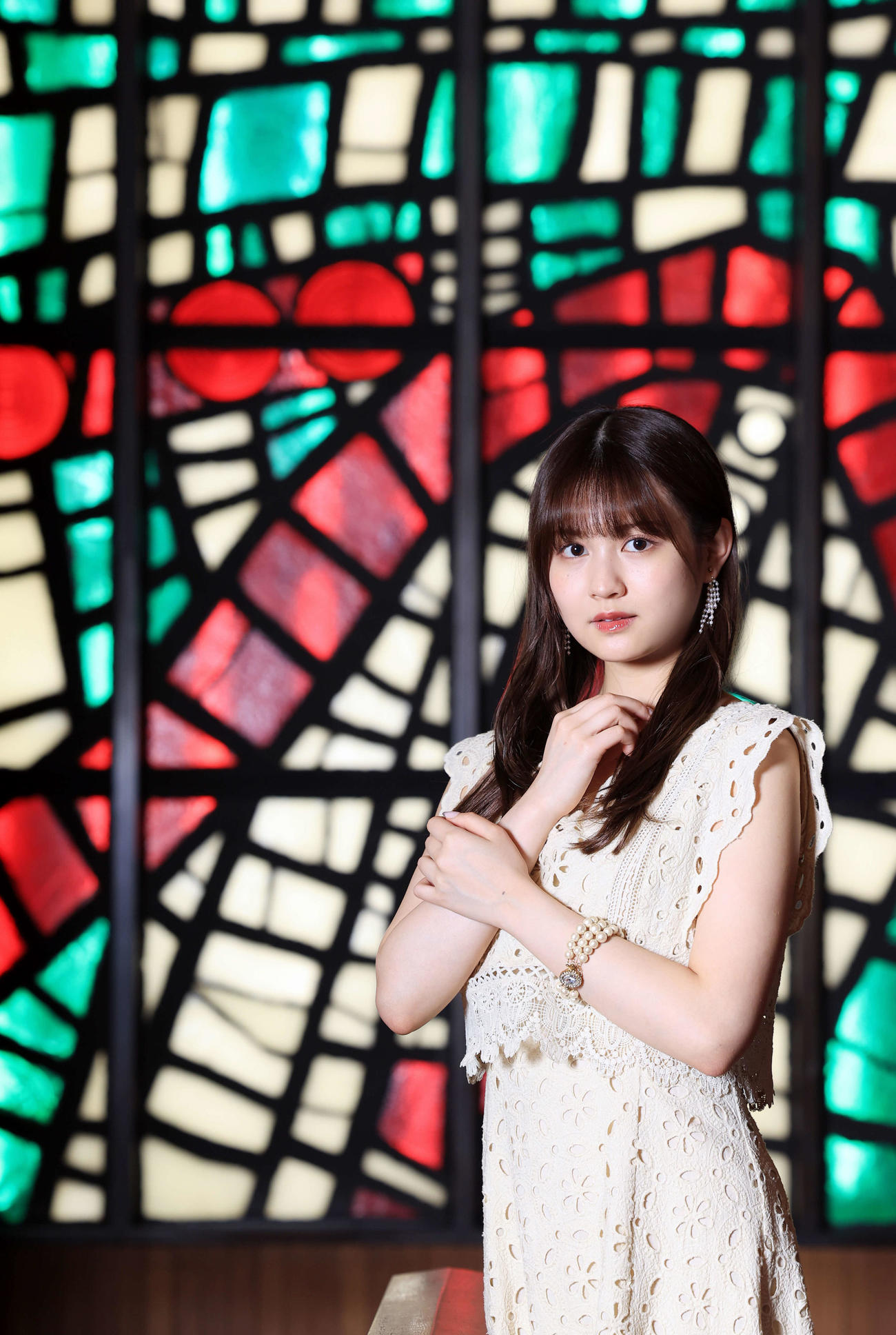 帝国劇場のステンドグラスを背に、大人びた表情を見せる乃木坂46中村麗乃（撮影・浅見桂子）