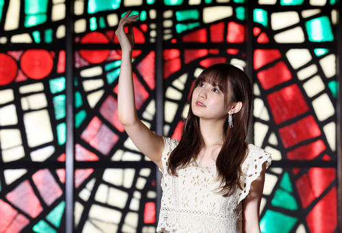 帝国劇場のステンドグラスを背に、ポーズをとる乃木坂46中村麗乃（撮影・浅見桂子）