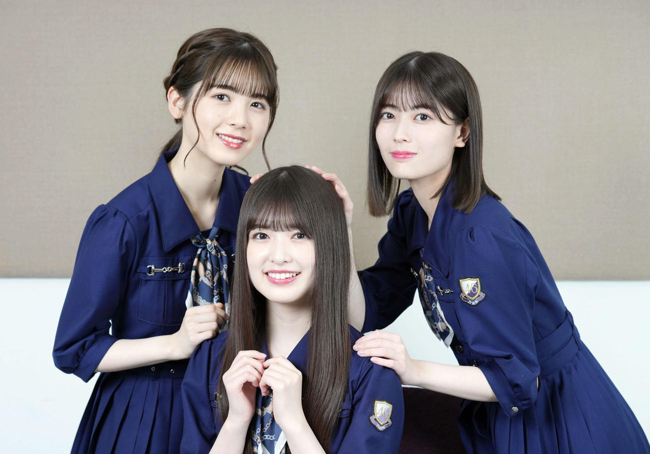 各期最年少トリオ末っ子の小川彩（中央）をヨシヨシとかわいがる筒井あやめ（左）と岩本蓮加（撮影・狩俣裕三）