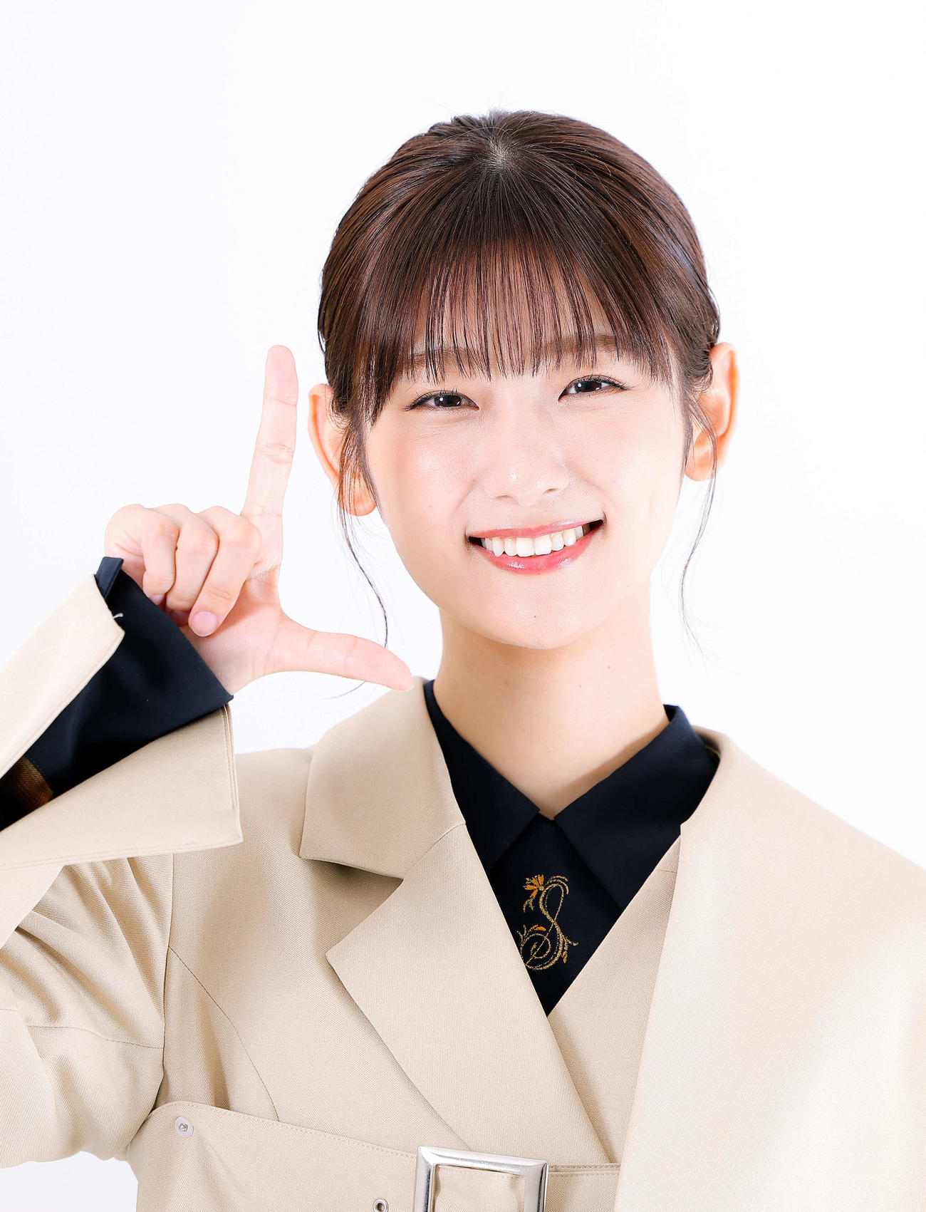 笑顔で「ラヴィットポーズ」を決める櫻坂46井上梨名（撮影・河田真司）