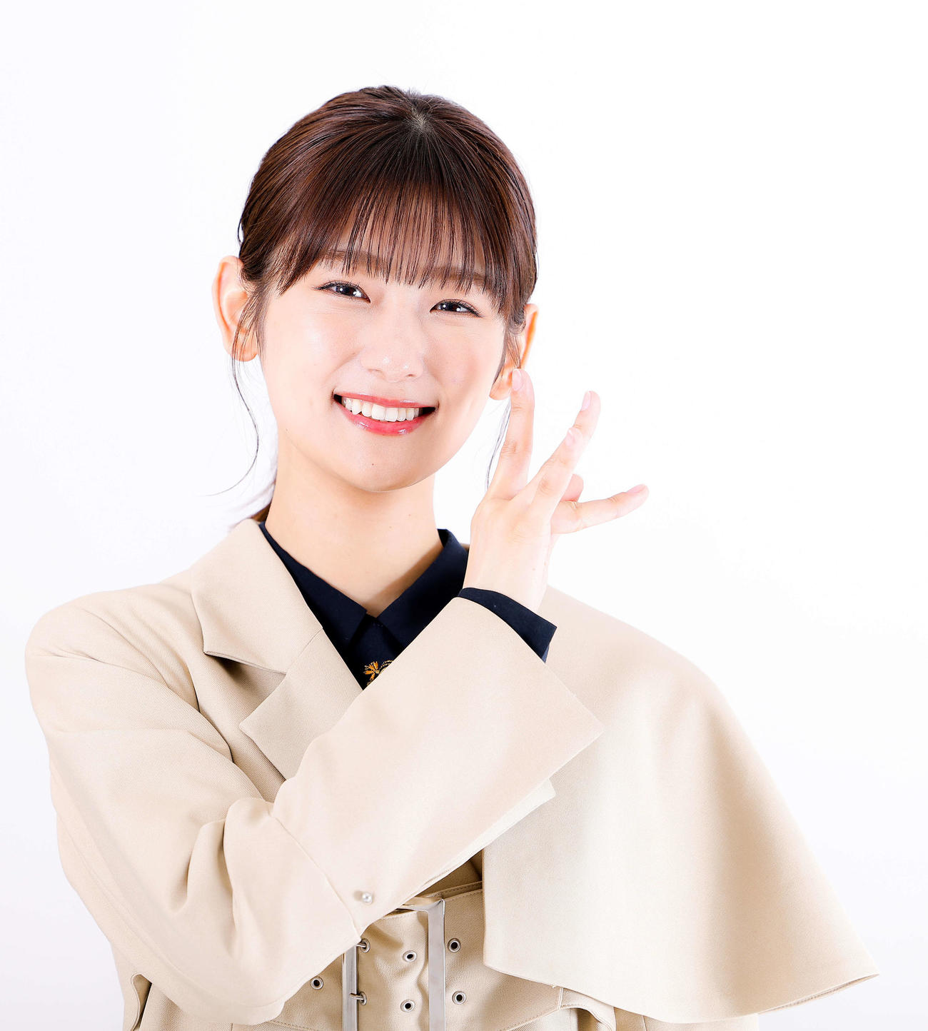 笑顔で「櫻ポーズ」を決める櫻坂46井上梨名（撮影・河田真司）