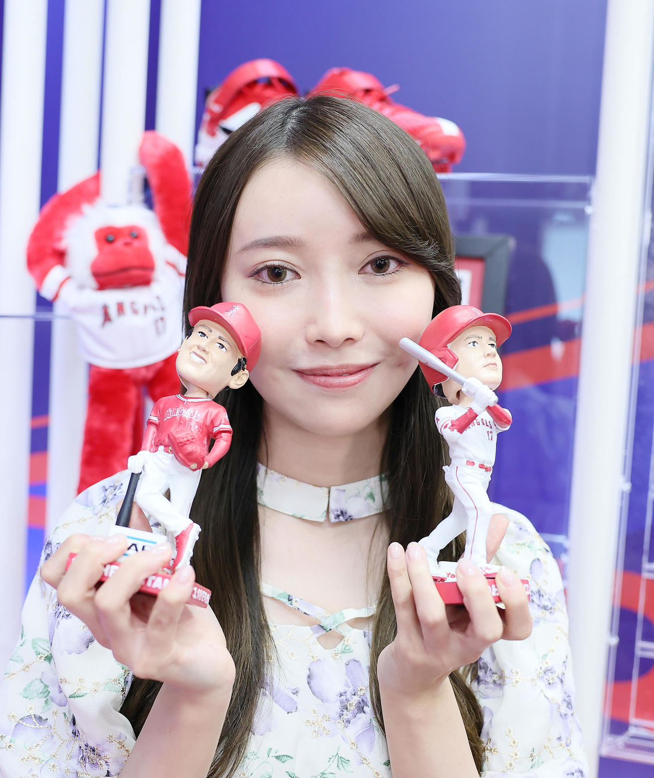 エンゼルス大谷のボブルヘッド人形を手にする乃木坂46黒見明香（撮影・足立雅史）