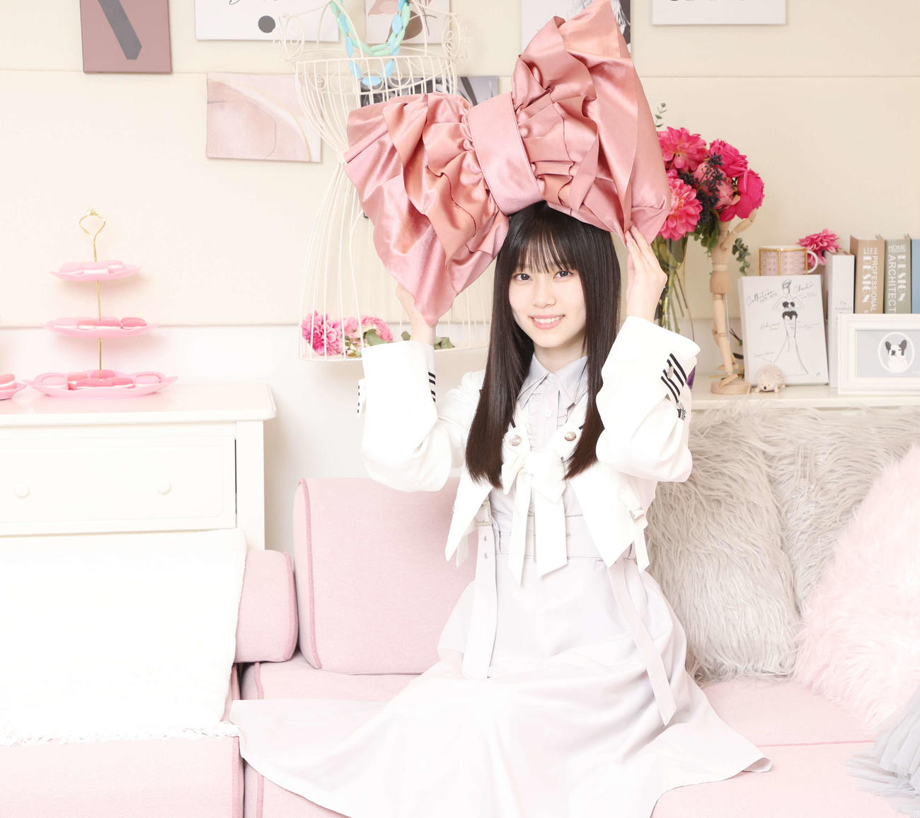 大きなリボンを頭に乗せ、笑顔の櫻坂46山下瞳月（撮影・宮地輝）