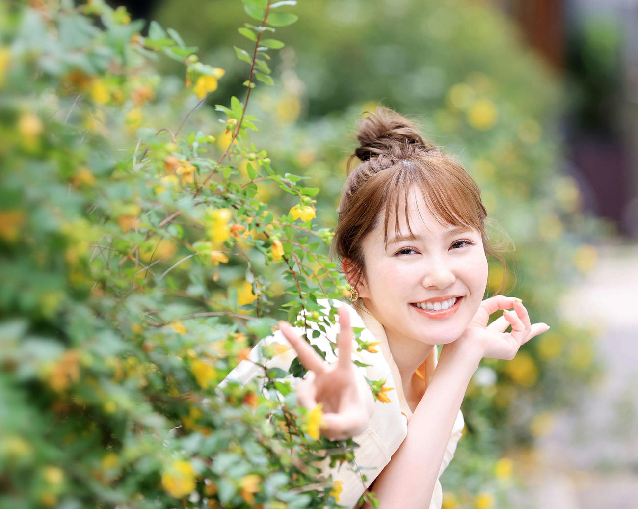 可憐な花たちに囲まれ、元気な笑顔が弾ける日向坂46加藤史帆（撮影・浅見桂子）