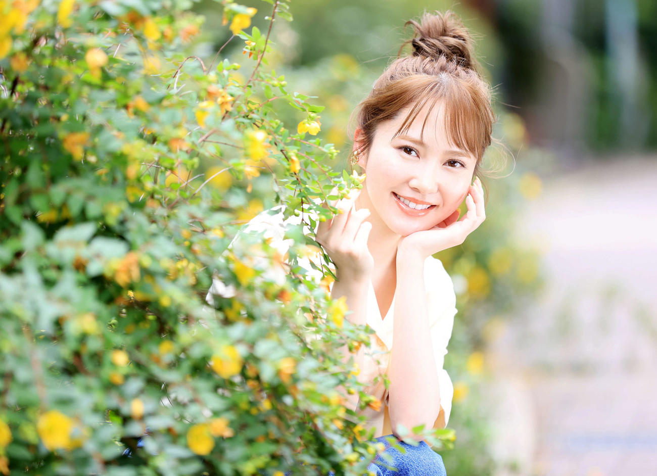花たちに囲まれ、可憐（かれん）な笑顔を見せる日向坂46加藤史帆（撮影・浅見桂子）