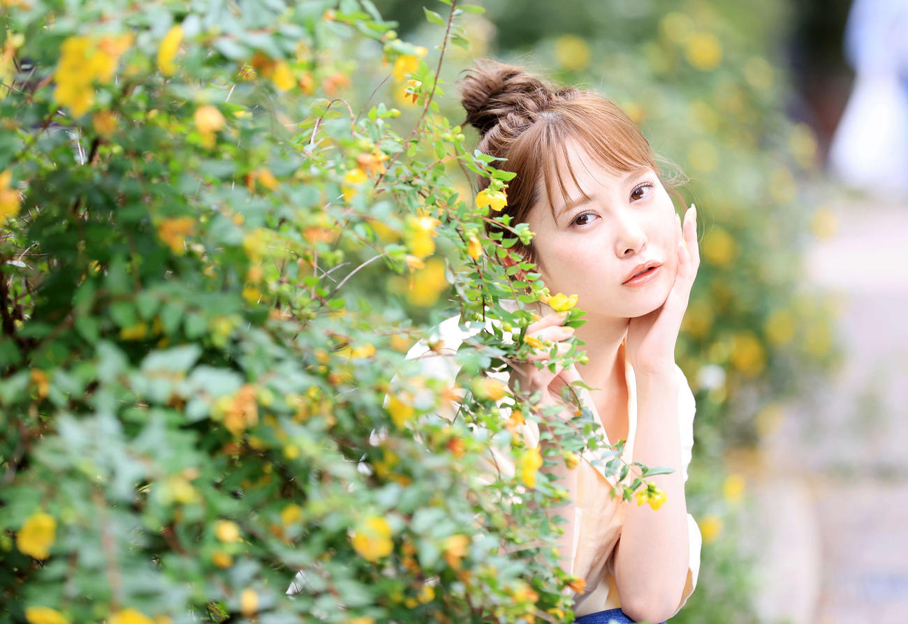 可憐（かれん）な花たちに囲まれ、大人びた表情を見せる日向坂46加藤史帆（撮影・浅見桂子）